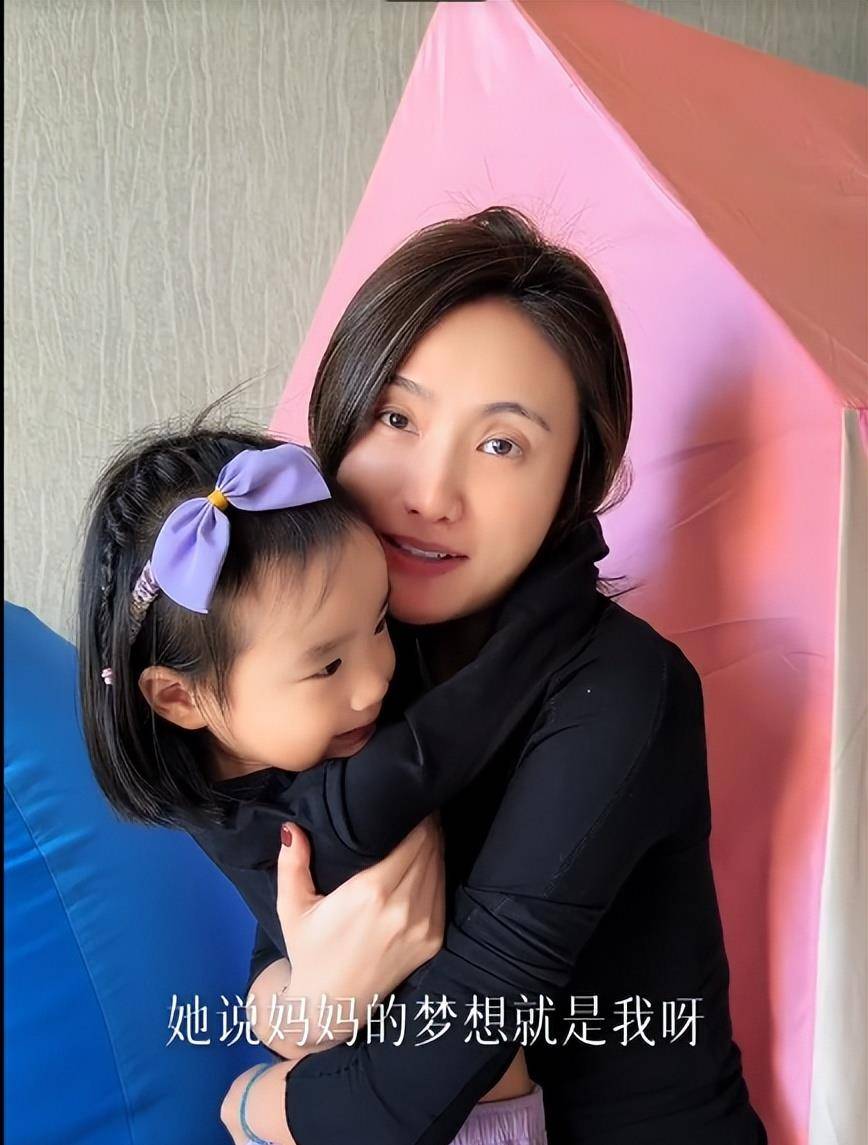 3岁夏夏哄妈妈开心新家一地玩具显拥挤开元棋牌试玩海哈金喜离婚后晒女儿！(图5)