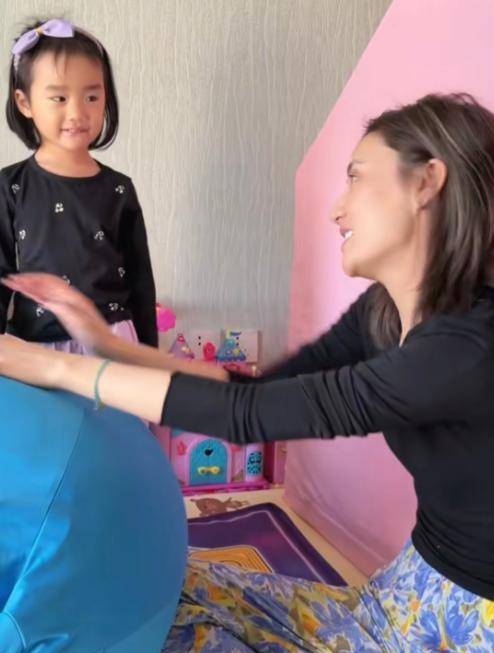 3岁夏夏哄妈妈开心新家一地玩具显拥挤开元棋牌试玩海哈金喜离婚后晒女儿！(图15)