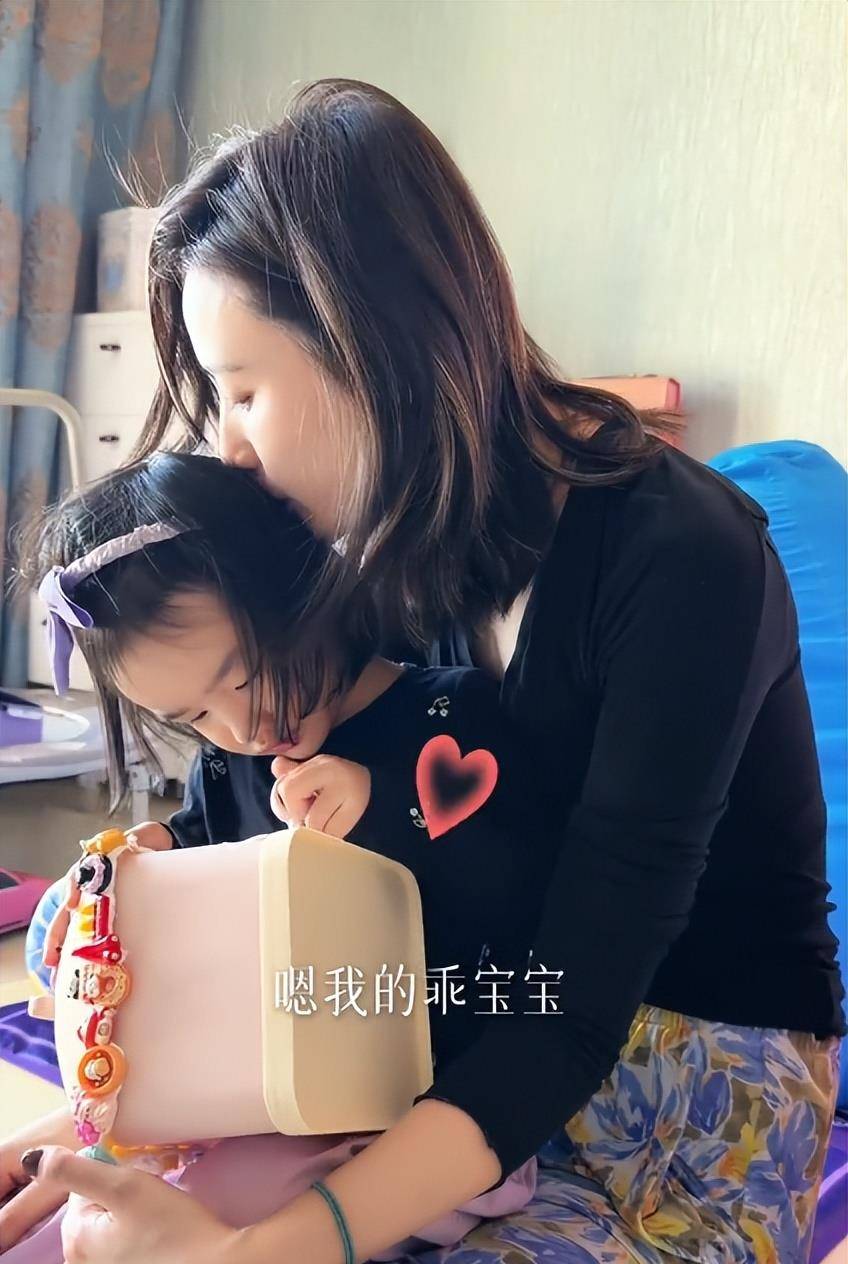 3岁夏夏哄妈妈开心新家一地玩具显拥挤开元棋牌试玩海哈金喜离婚后晒女儿！(图21)